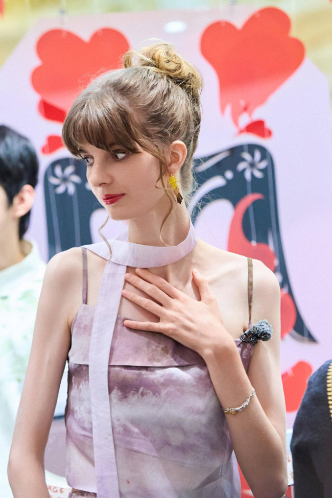 《巴黎合伙人》双店经营迎考验 国货出海渠道再升级-第7张图片-旧杳电影网 《巴黎合伙人》双店经营迎考验 国货出海渠道再升级-第7张图片-旧杳电影网