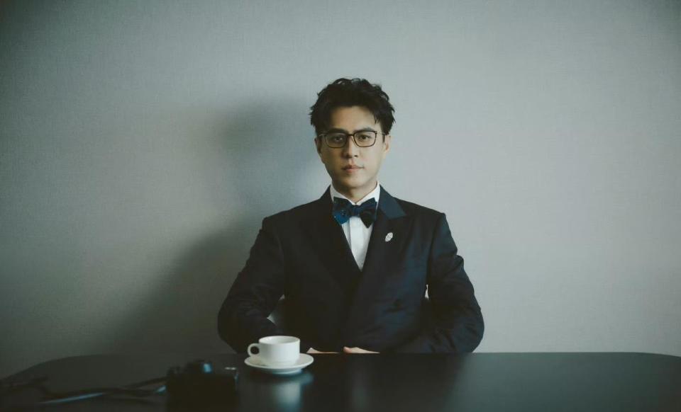 靳东大雪晒9宫格！黑西装+眼镜杀，这波“东式”温暖我先磕了！-第3张图片-旧杳电影网