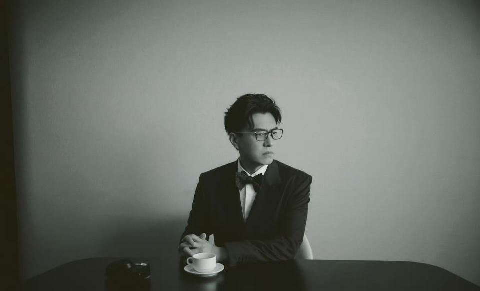 靳东大雪晒9宫格！黑西装+眼镜杀，这波“东式”温暖我先磕了！-第4张图片-旧杳电影网