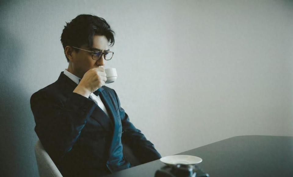 靳东大雪晒9宫格！黑西装+眼镜杀，这波“东式”温暖我先磕了！-第2张图片-旧杳电影网