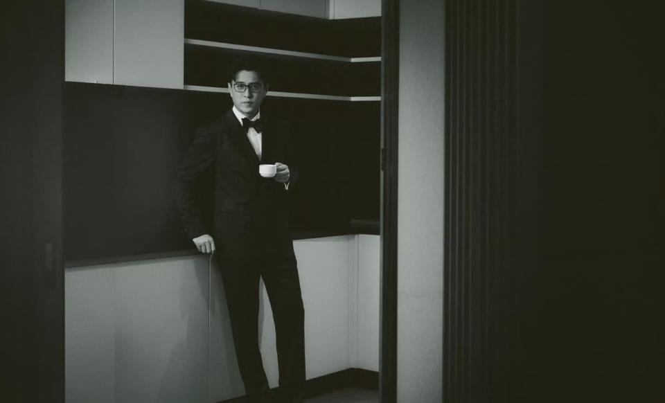 靳东大雪晒9宫格！黑西装+眼镜杀，这波“东式”温暖我先磕了！-第1张图片-旧杳电影网