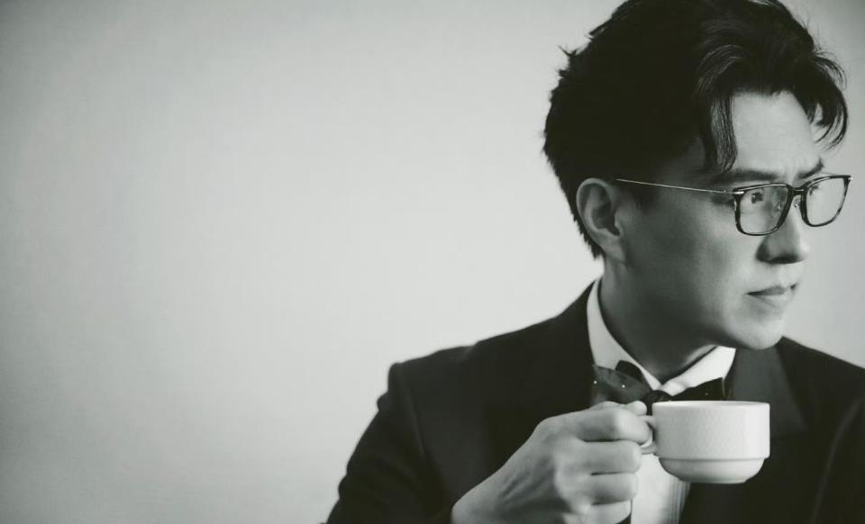 靳东大雪晒9宫格！黑西装+眼镜杀，这波“东式”温暖我先磕了！-第6张图片-旧杳电影网