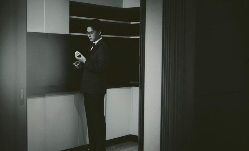 靳东大雪晒9宫格！黑西装+眼镜杀，这波“东式”温暖我先磕了！-第7张图片-旧杳电影网