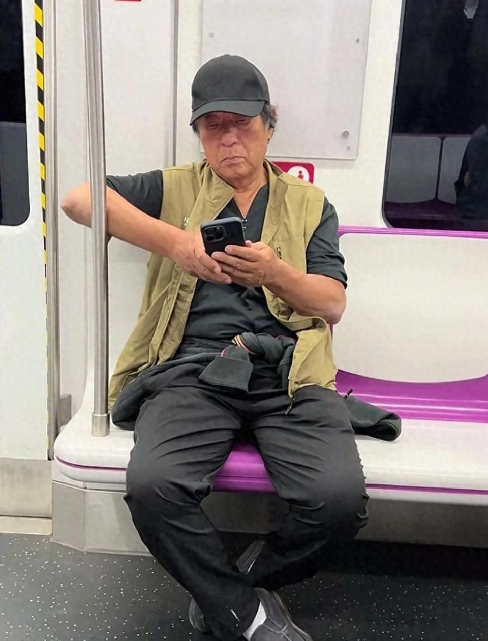 76岁牛群近况,打扮邋遢坐地铁,鞋子破旧太心酸,后悔裸捐晚年苦-第3张图片-旧杳电影网 76岁牛群近况,打扮邋遢坐地铁,鞋子破旧太心酸,后悔裸捐晚年苦-第3张图片-旧杳电影网