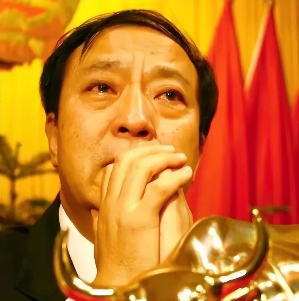 76岁牛群近况,打扮邋遢坐地铁,鞋子破旧太心酸,后悔裸捐晚年苦-第4张图片-旧杳电影网 76岁牛群近况,打扮邋遢坐地铁,鞋子破旧太心酸,后悔裸捐晚年苦-第4张图片-旧杳电影网