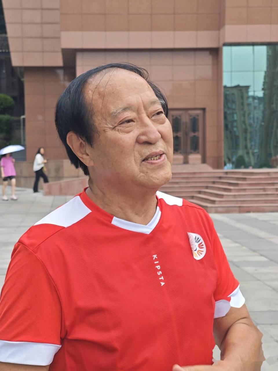 76岁牛群近况,打扮邋遢坐地铁,鞋子破旧太心酸,后悔裸捐晚年苦-第5张图片-旧杳电影网 76岁牛群近况,打扮邋遢坐地铁,鞋子破旧太心酸,后悔裸捐晚年苦-第5张图片-旧杳电影网