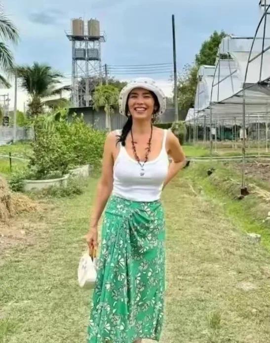 61岁韦唯隐居泰国深山,养牛种田笑如少女!活成多少人羡慕的样子-第1张图片-旧杳电影网 61岁韦唯隐居泰国深山,养牛种田笑如少女!活成多少人羡慕的样子-第1张图片-旧杳电影网