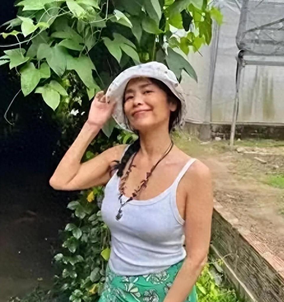 61岁韦唯隐居泰国深山,养牛种田笑如少女!活成多少人羡慕的样子-第4张图片-旧杳电影网 61岁韦唯隐居泰国深山,养牛种田笑如少女!活成多少人羡慕的样子-第4张图片-旧杳电影网