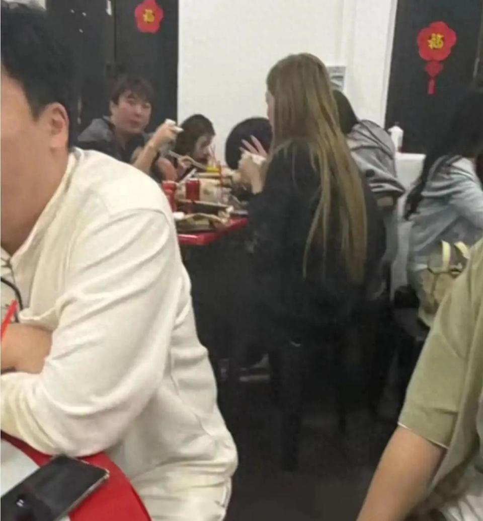 王思聪在新加坡出现,穿粉色鞋子携粉色塑料袋,身边有三位女伴-第4张图片-旧杳电影网 王思聪在新加坡出现,穿粉色鞋子携粉色塑料袋,身边有三位女伴-第4张图片-旧杳电影网