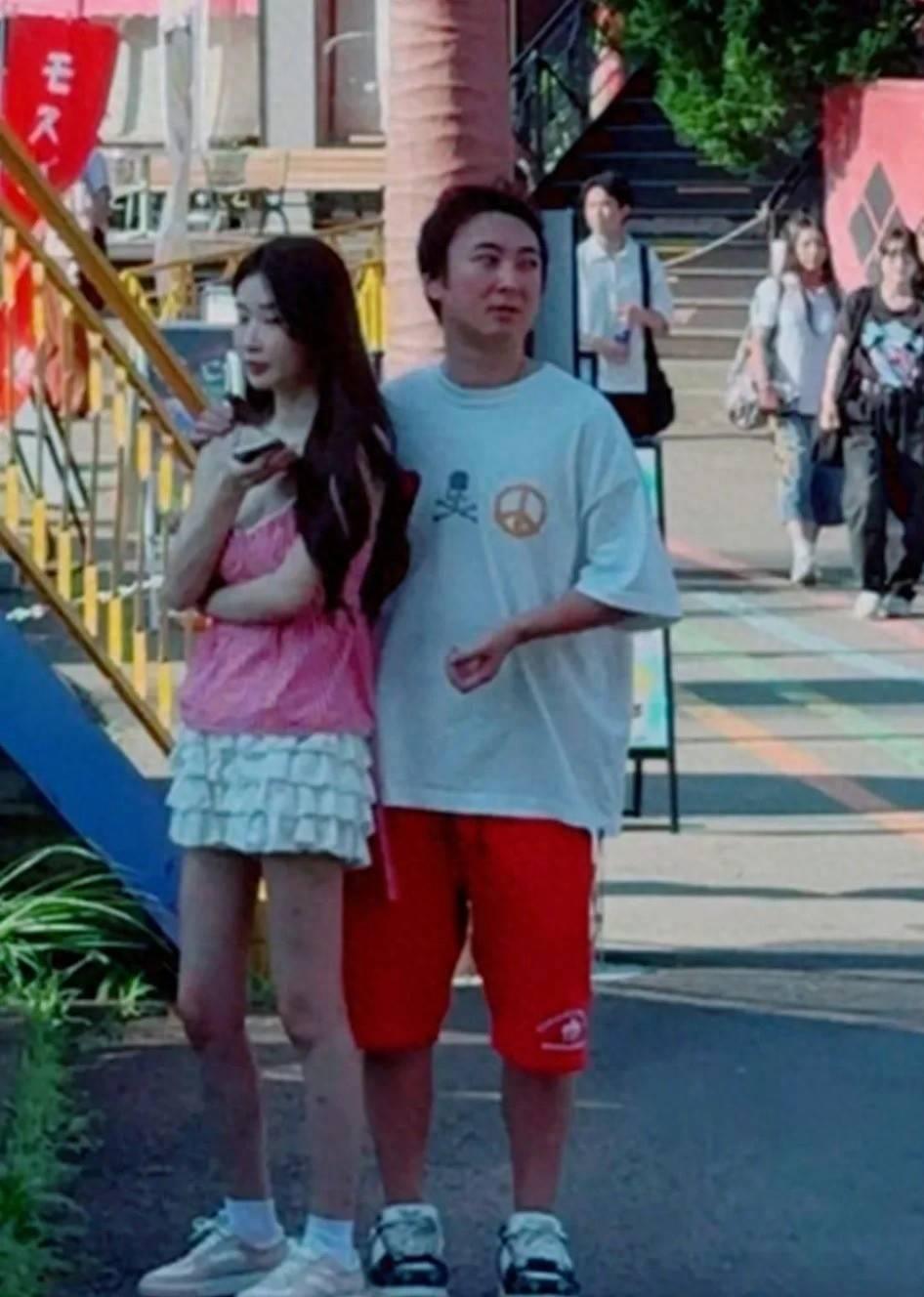 王思聪在新加坡出现,穿粉色鞋子携粉色塑料袋,身边有三位女伴-第5张图片-旧杳电影网 王思聪在新加坡出现,穿粉色鞋子携粉色塑料袋,身边有三位女伴-第5张图片-旧杳电影网