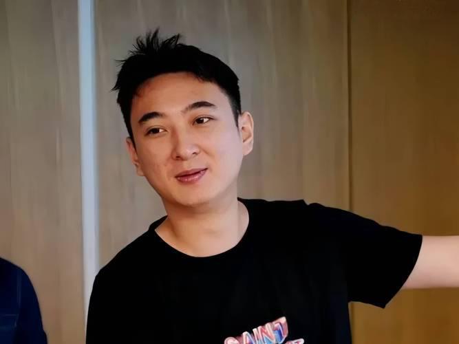 王思聪在新加坡出现,穿粉色鞋子携粉色塑料袋,身边有三位女伴-第6张图片-旧杳电影网 王思聪在新加坡出现,穿粉色鞋子携粉色塑料袋,身边有三位女伴-第6张图片-旧杳电影网