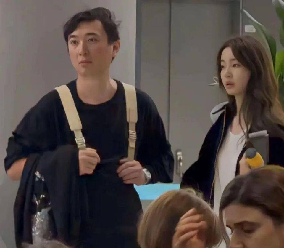 王思聪在新加坡出现,穿粉色鞋子携粉色塑料袋,身边有三位女伴-第7张图片-旧杳电影网 王思聪在新加坡出现,穿粉色鞋子携粉色塑料袋,身边有三位女伴-第7张图片-旧杳电影网