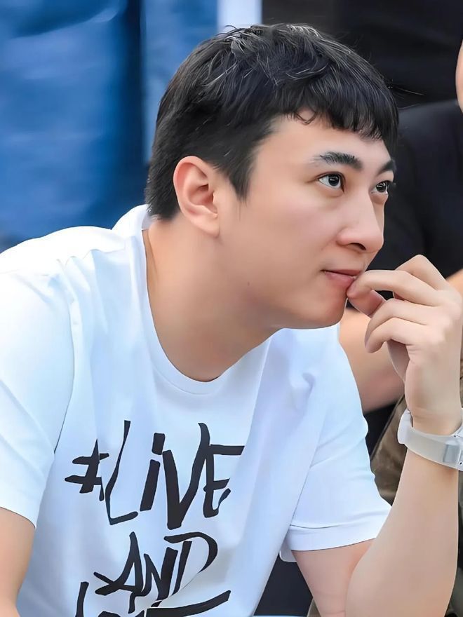 王思聪在新加坡出现,穿粉色鞋子携粉色塑料袋,身边有三位女伴-第8张图片-旧杳电影网 王思聪在新加坡出现,穿粉色鞋子携粉色塑料袋,身边有三位女伴-第8张图片-旧杳电影网