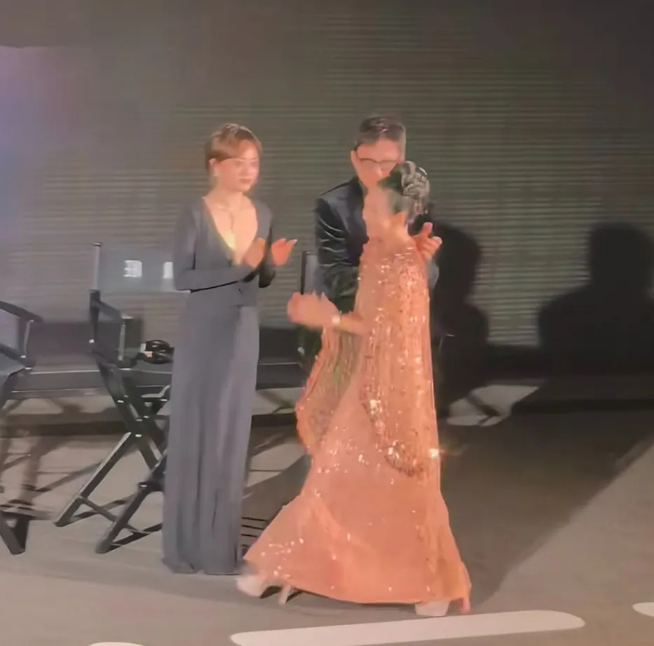 章子怡被吐槽拜高踩低！主动和卡梅隆热聊，对孙俪邓超略显冷淡-第14张图片-旧杳电影网