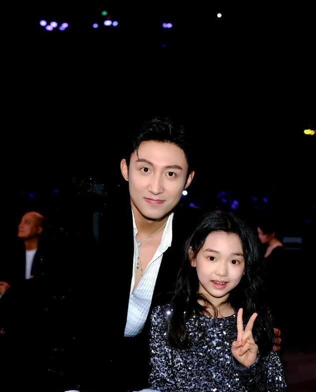 小酒窝晒17张与明星合影，成尖叫之夜团宠，被赞内娱追星天花板-第1张图片-旧杳电影网