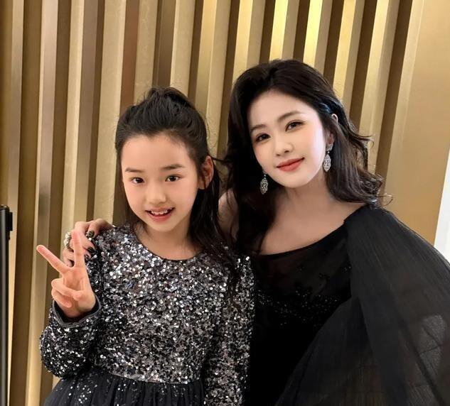 小酒窝晒17张与明星合影，成尖叫之夜团宠，被赞内娱追星天花板-第4张图片-旧杳电影网