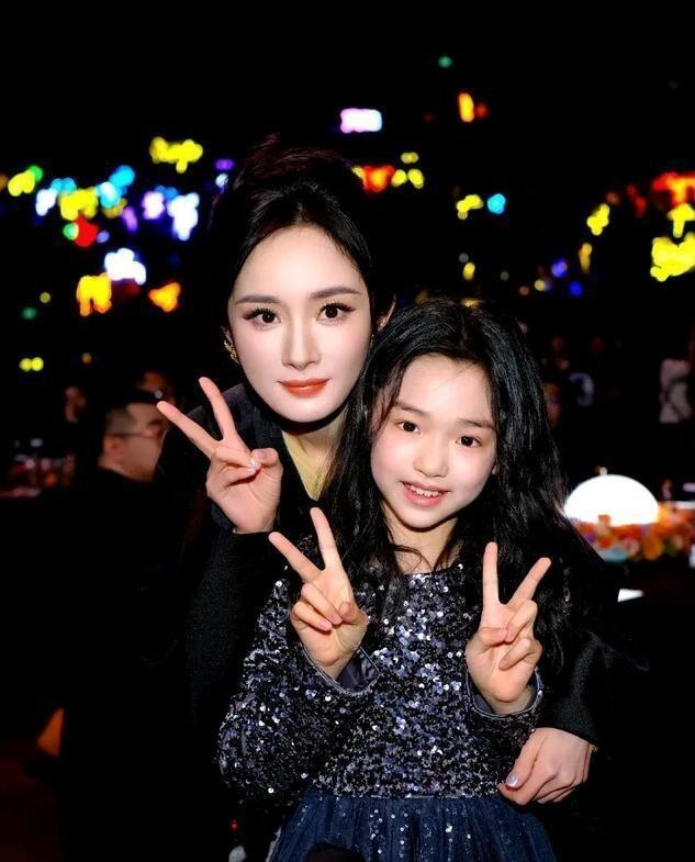 小酒窝晒17张与明星合影，成尖叫之夜团宠，被赞内娱追星天花板-第5张图片-旧杳电影网