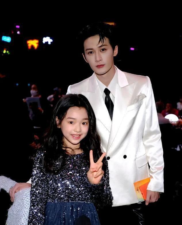 小酒窝晒17张与明星合影，成尖叫之夜团宠，被赞内娱追星天花板-第2张图片-旧杳电影网