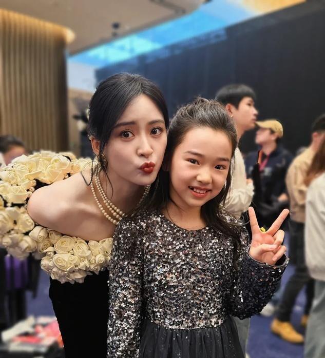 小酒窝晒17张与明星合影，成尖叫之夜团宠，被赞内娱追星天花板-第6张图片-旧杳电影网