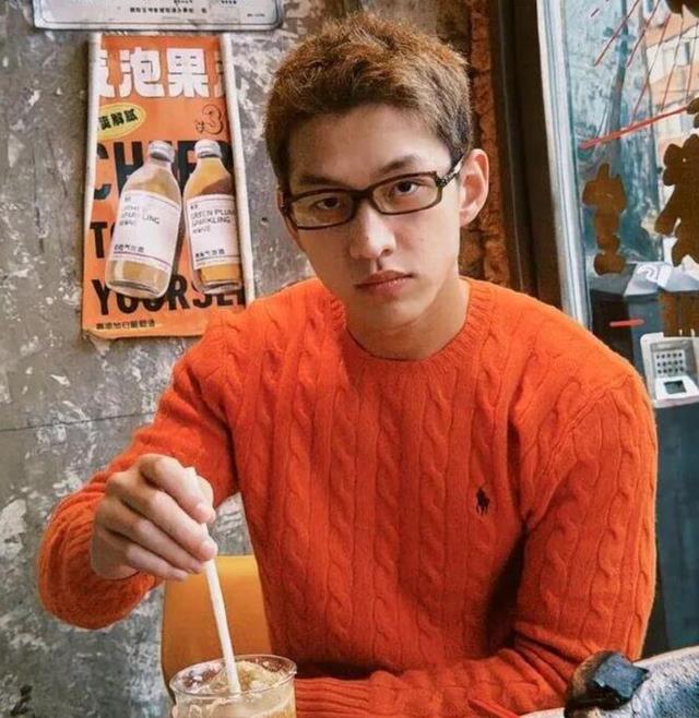 刚离婚，她就跟帅弟弟谈上了？-第5张图片-旧杳电影网