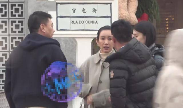 秦海璐和好友聚餐,和男友人握手分别老公不耐烦,上车叼烟好霸气-第2张图片-旧杳电影网 秦海璐和好友聚餐,和男友人握手分别老公不耐烦,上车叼烟好霸气-第2张图片-旧杳电影网