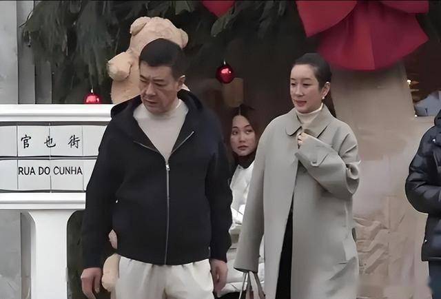 秦海璐和好友聚餐,和男友人握手分别老公不耐烦,上车叼烟好霸气-第1张图片-旧杳电影网 秦海璐和好友聚餐,和男友人握手分别老公不耐烦,上车叼烟好霸气-第1张图片-旧杳电影网