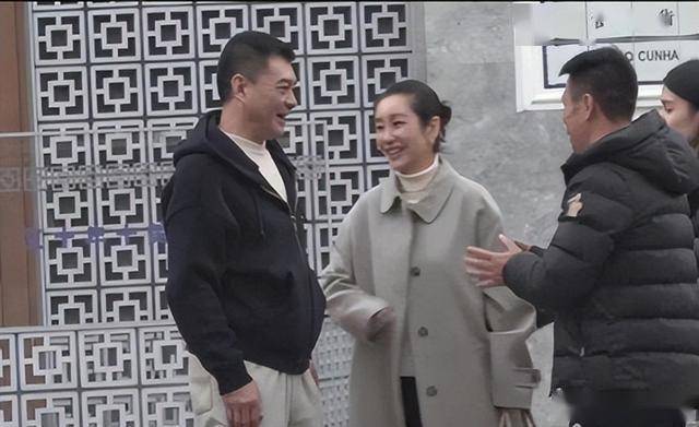 秦海璐和好友聚餐,和男友人握手分别老公不耐烦,上车叼烟好霸气-第5张图片-旧杳电影网 秦海璐和好友聚餐,和男友人握手分别老公不耐烦,上车叼烟好霸气-第5张图片-旧杳电影网