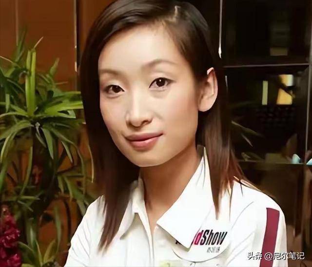 秦海璐和好友聚餐,和男友人握手分别老公不耐烦,上车叼烟好霸气-第9张图片-旧杳电影网 秦海璐和好友聚餐,和男友人握手分别老公不耐烦,上车叼烟好霸气-第9张图片-旧杳电影网