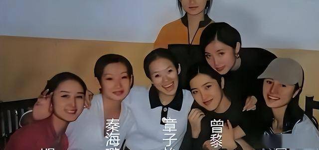 秦海璐和好友聚餐,和男友人握手分别老公不耐烦,上车叼烟好霸气-第11张图片-旧杳电影网 秦海璐和好友聚餐,和男友人握手分别老公不耐烦,上车叼烟好霸气-第11张图片-旧杳电影网