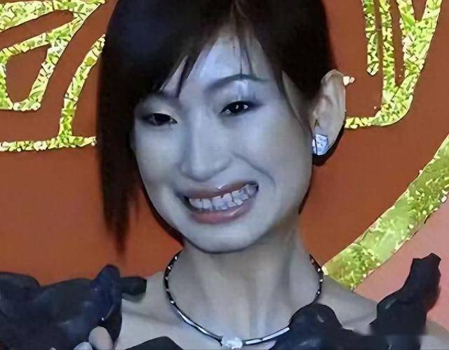 秦海璐和好友聚餐,和男友人握手分别老公不耐烦,上车叼烟好霸气-第13张图片-旧杳电影网 秦海璐和好友聚餐,和男友人握手分别老公不耐烦,上车叼烟好霸气-第13张图片-旧杳电影网