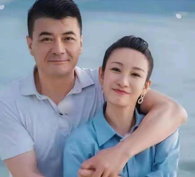 秦海璐和好友聚餐,和男友人握手分别老公不耐烦,上车叼烟好霸气-第15张图片-旧杳电影网 秦海璐和好友聚餐,和男友人握手分别老公不耐烦,上车叼烟好霸气-第15张图片-旧杳电影网