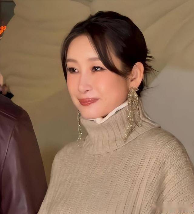 秦海璐和好友聚餐,和男友人握手分别老公不耐烦,上车叼烟好霸气-第16张图片-旧杳电影网 秦海璐和好友聚餐,和男友人握手分别老公不耐烦,上车叼烟好霸气-第16张图片-旧杳电影网