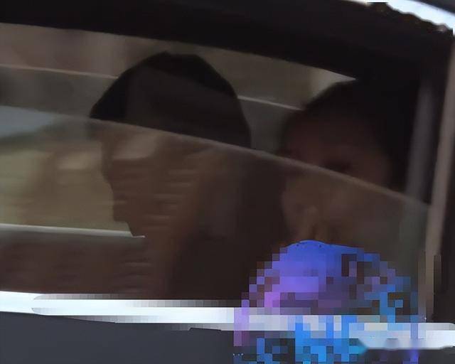 秦海璐和好友聚餐,和男友人握手分别老公不耐烦,上车叼烟好霸气-第19张图片-旧杳电影网 秦海璐和好友聚餐,和男友人握手分别老公不耐烦,上车叼烟好霸气-第19张图片-旧杳电影网