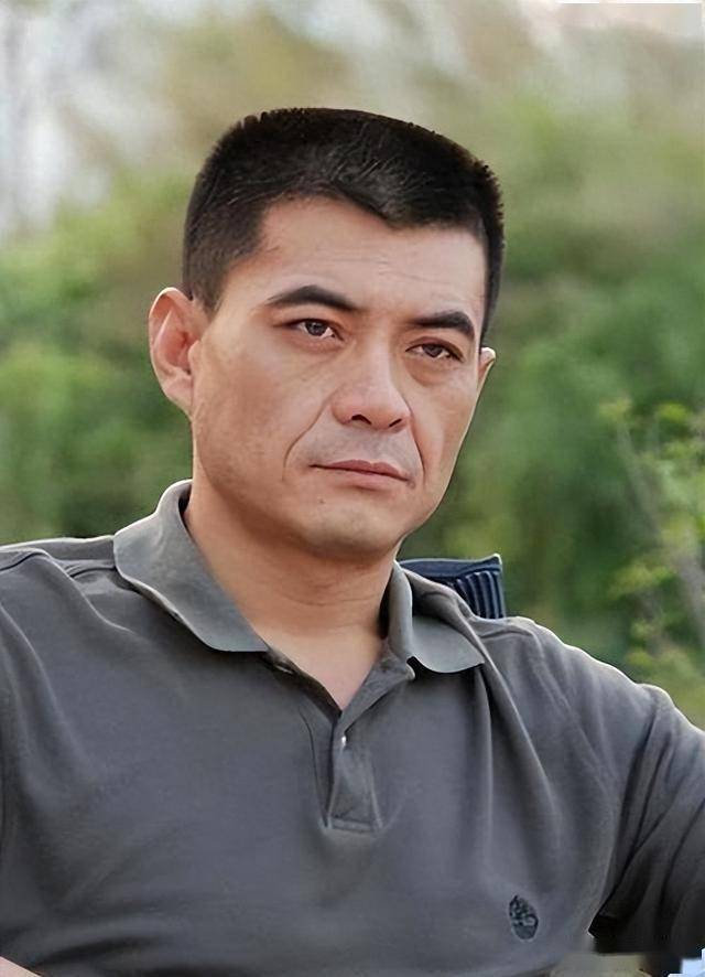 秦海璐和好友聚餐,和男友人握手分别老公不耐烦,上车叼烟好霸气-第18张图片-旧杳电影网 秦海璐和好友聚餐,和男友人握手分别老公不耐烦,上车叼烟好霸气-第18张图片-旧杳电影网