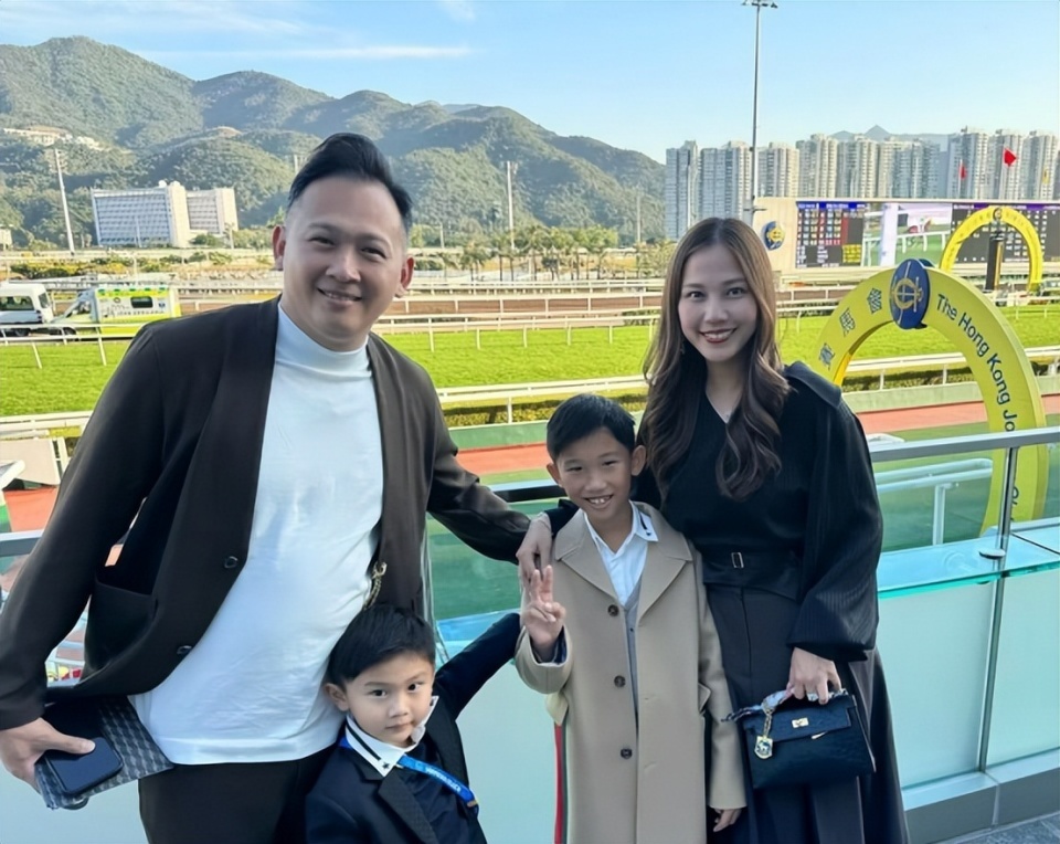 突发！香港炫富女星老公出车祸，紧急就医, 车被拦腰撞击损坏严重-第4张图片-旧杳电影网