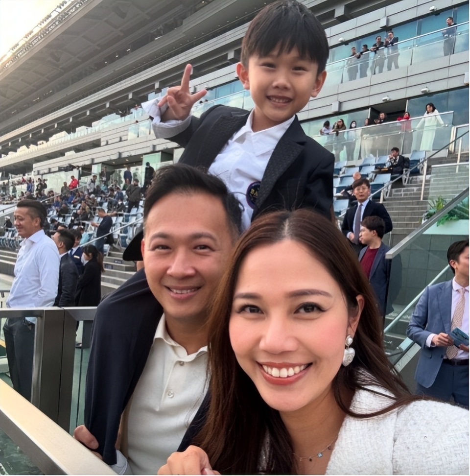 突发！香港炫富女星老公出车祸，紧急就医, 车被拦腰撞击损坏严重-第6张图片-旧杳电影网