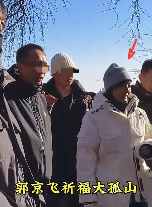 47岁鲍莉陪郭京飞大孤山祈福,脸色蜡黄老人味好浓,普通主妇摸样-第2张图片-旧杳电影网 47岁鲍莉陪郭京飞大孤山祈福,脸色蜡黄老人味好浓,普通主妇摸样-第2张图片-旧杳电影网