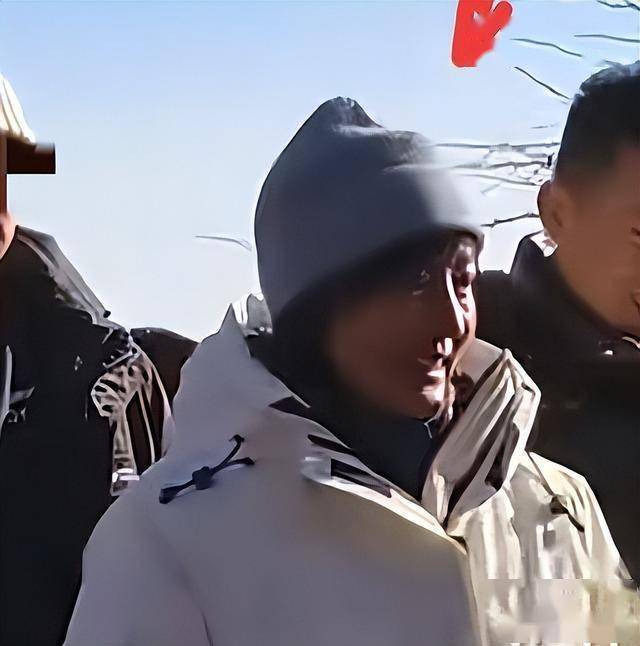 47岁鲍莉陪郭京飞大孤山祈福,脸色蜡黄老人味好浓,普通主妇摸样-第7张图片-旧杳电影网 47岁鲍莉陪郭京飞大孤山祈福,脸色蜡黄老人味好浓,普通主妇摸样-第7张图片-旧杳电影网