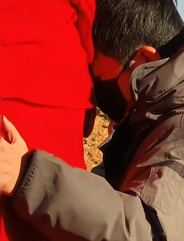 47岁鲍莉陪郭京飞大孤山祈福,脸色蜡黄老人味好浓,普通主妇摸样-第6张图片-旧杳电影网 47岁鲍莉陪郭京飞大孤山祈福,脸色蜡黄老人味好浓,普通主妇摸样-第6张图片-旧杳电影网