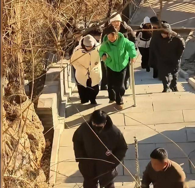 47岁鲍莉陪郭京飞大孤山祈福,脸色蜡黄老人味好浓,普通主妇摸样-第17张图片-旧杳电影网 47岁鲍莉陪郭京飞大孤山祈福,脸色蜡黄老人味好浓,普通主妇摸样-第17张图片-旧杳电影网