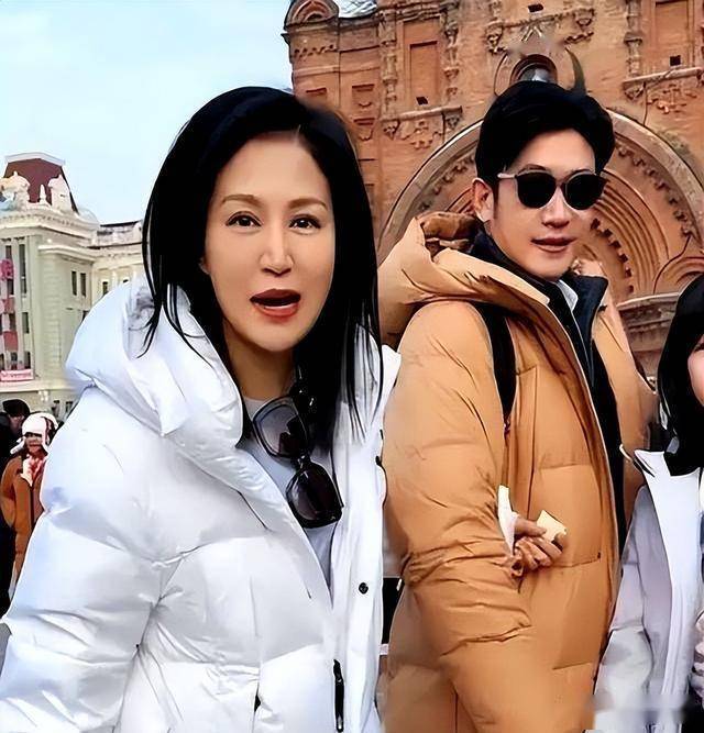 47岁鲍莉陪郭京飞大孤山祈福,脸色蜡黄老人味好浓,普通主妇摸样-第21张图片-旧杳电影网 47岁鲍莉陪郭京飞大孤山祈福,脸色蜡黄老人味好浓,普通主妇摸样-第21张图片-旧杳电影网