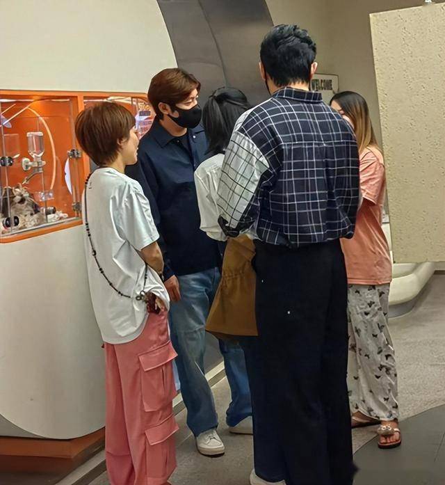 47岁鲍莉陪郭京飞大孤山祈福,脸色蜡黄老人味好浓,普通主妇摸样-第22张图片-旧杳电影网 47岁鲍莉陪郭京飞大孤山祈福,脸色蜡黄老人味好浓,普通主妇摸样-第22张图片-旧杳电影网