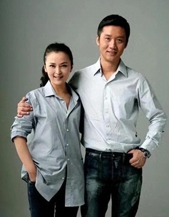 他长得高大帅气,娶黄志忠前妻何音,将继子视如己出,婚后无儿女-第1张图片-旧杳电影网 他长得高大帅气,娶黄志忠前妻何音,将继子视如己出,婚后无儿女-第1张图片-旧杳电影网