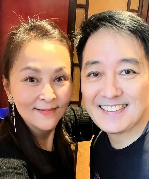 他长得高大帅气,娶黄志忠前妻何音,将继子视如己出,婚后无儿女-第4张图片-旧杳电影网 他长得高大帅气,娶黄志忠前妻何音,将继子视如己出,婚后无儿女-第4张图片-旧杳电影网