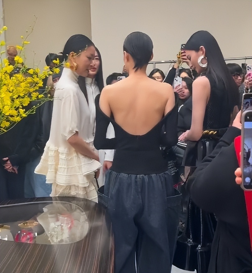 北京酒会太真实，吉娜“假胸”尴尬，娜然脸肿胀，秦舒培一脸男相-第5张图片-旧杳电影网