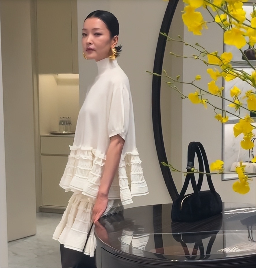 北京酒会太真实，吉娜“假胸”尴尬，娜然脸肿胀，秦舒培一脸男相-第6张图片-旧杳电影网