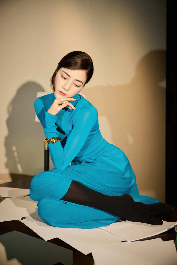 北京酒会太真实，吉娜“假胸”尴尬，娜然脸肿胀，秦舒培一脸男相-第9张图片-旧杳电影网