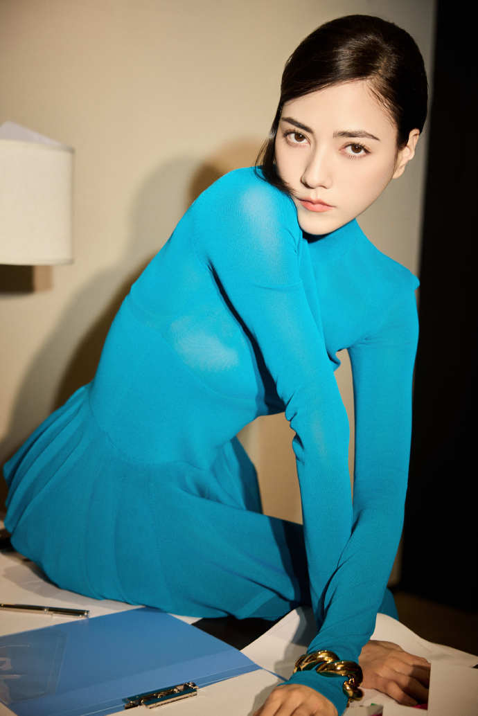 北京酒会太真实，吉娜“假胸”尴尬，娜然脸肿胀，秦舒培一脸男相-第10张图片-旧杳电影网