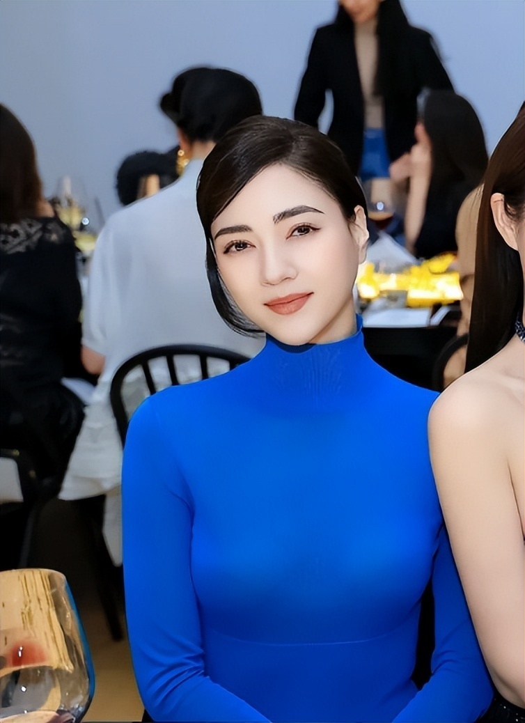 北京酒会太真实，吉娜“假胸”尴尬，娜然脸肿胀，秦舒培一脸男相-第12张图片-旧杳电影网