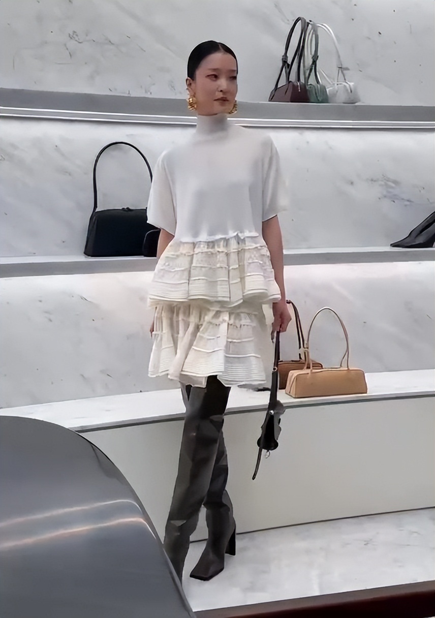 北京酒会太真实，吉娜“假胸”尴尬，娜然脸肿胀，秦舒培一脸男相-第13张图片-旧杳电影网